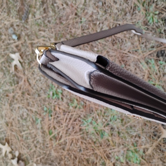 Michael Kors cell phone crossbody wallet on a chain Euc - Picture 3 of 6